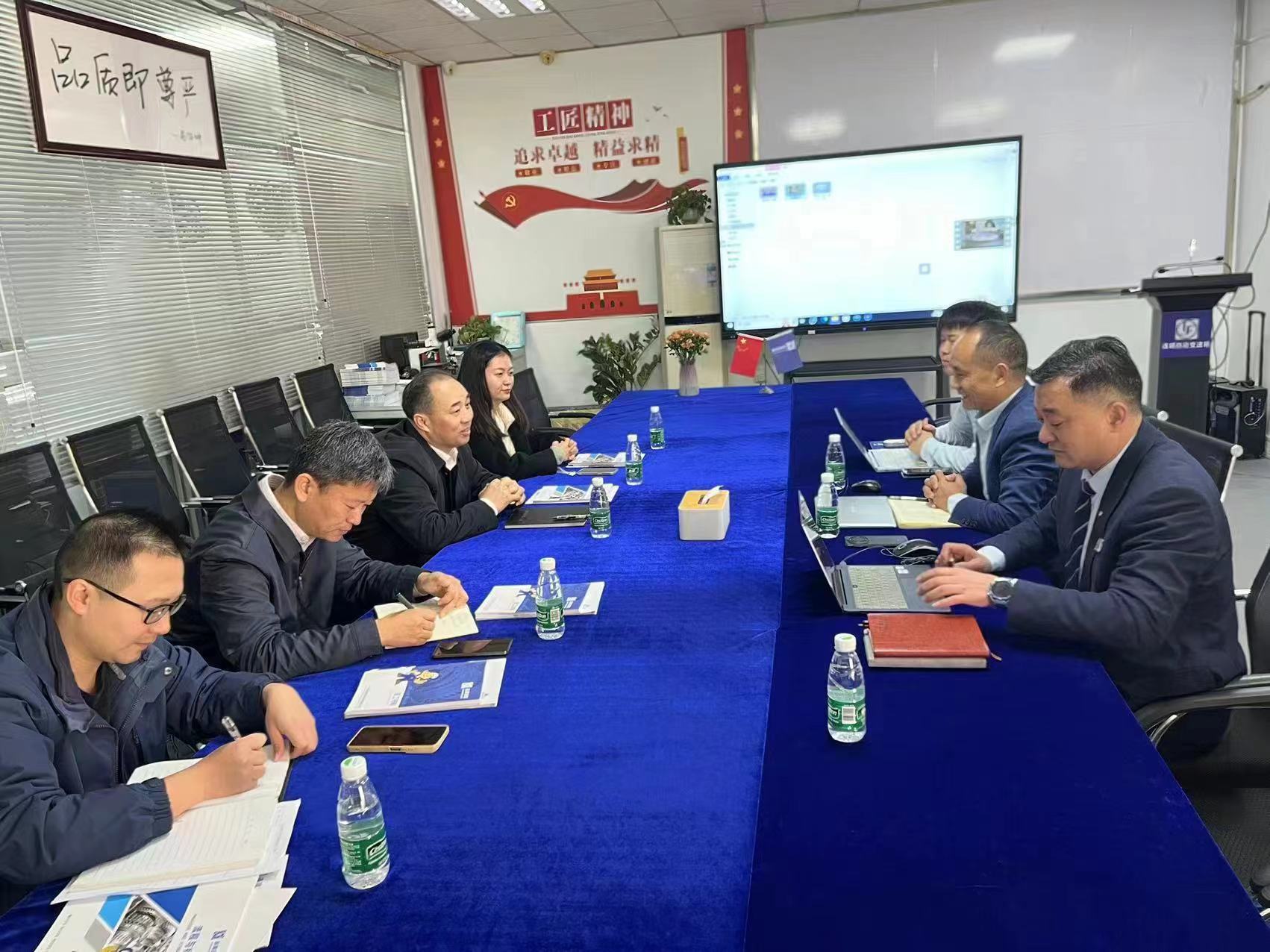 連順快訊：區(qū)人大常委會(huì)副主任、區(qū)總工會(huì)黨組書(shū)記主席楊雄忠區(qū)，總工會(huì)常務(wù)副主席雷皎，副主席王彥春及科室負(fù)責(zé)人一行來(lái)連順走訪(fǎng)指導(dǎo)工作 